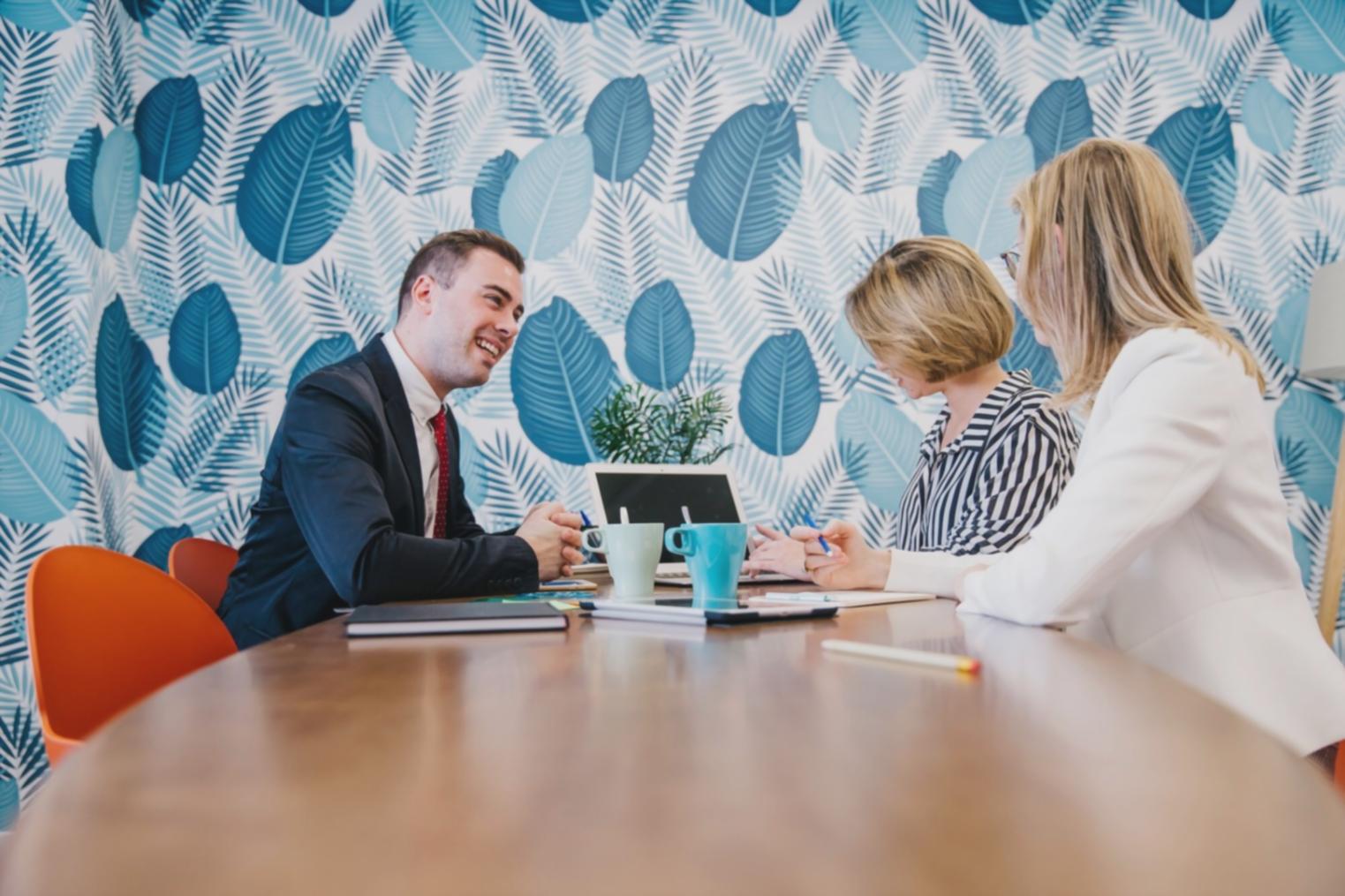 Professionelle Finanzberatung in modernem Büro